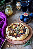 Fig pie with brie, walnuts and honey