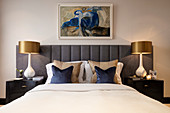 Symmetrisch dekoriertes Bett in Blau und Gold