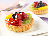 Fruit tarts with strawberry and kiwi