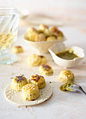 Thyme crackers with herb pesto