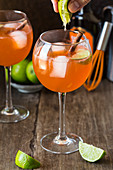 Rum-Cocktail mit Limette und Ingwerbier