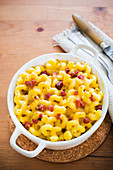 Macaroni and cheese with diced bacon