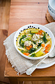 Suppe mit Hähnchenbällchen, Gemüse und Nudeln