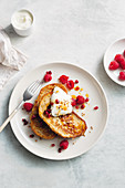 French Toast mit Körnern, Joghurt und Beeren