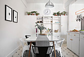 weiße Küche mit Esstisch und Stühlen