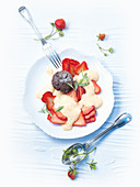 Vanilla sauce with strawberries and chocolate biscuits