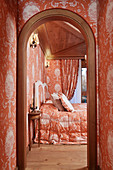Pompöses Schlafzimmer mit einheitlichem Muster in Orange