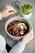 Lila Rotkohl-Quinoa-Suppe mit Holunderbeersaft