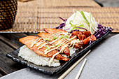 Gegrillter Lachs Teriyaki mit Reis, Gurken und Salat (Japan)