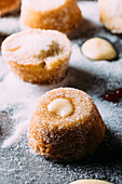 Mini-Doughnut-Muffins mit Vanillesauce