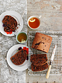 Schokoladenkuchen mit Trockenpflaumen zum Tee