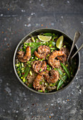 Fried prawns and mangetout with noodles (Asia)