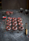 Schokoladen-Donuts mit Schokoglasur und roten Zuckerherzen
