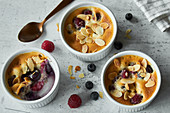 Sweet low-carb berry bake with almonds