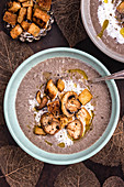 Cremige Pilzsuppe mit Knoblauch-Croûtons