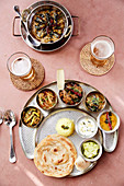 Südindische Vorspeisenplatte mit verschiedenen Gerichten und Roti