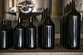 Weinflaschen in verschiedenen Größen in Abflüllanlage im Weingut