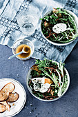 Salate Lyonnaise mit Friseesalat, Speck, Ei und Brot (Frankreich)