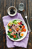 Salat mit Thunfisch, grünen Bohnen, Tomaten und Ei