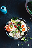 Tom Yum Suppe mit Nudeln, Garnelen und Ei (Thailand)