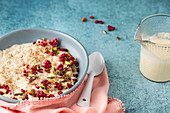 Quinoa-Porridge mit Himbeeren und Nüssen