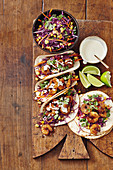 Tacos mit Garnelen und Kohlsalat