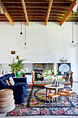 Vintagemöbel im Wohnzimmer mit floral gemustertem Teppich