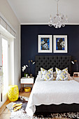 Elegantes Schlafzimmer mit dunkelblauer Wand