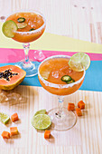 Papaya-Margarita mit Jalapenos und Limetten