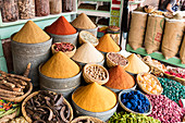 Gewürze und Potpourri auf dem Gewürzmarkt (Souks, Rahba Kedima Square), Marrakesch, Marokko