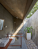 Modernes Badezimmer im Architektenhaus aus rohem Beton