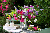 Duftender Strauß aus Rosa ( Rosen ), Centaurea dealbata ( Flockenblume )