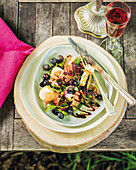 Salat mit Ziegenfrischkäse, Parmaschinken und Blaubeeren