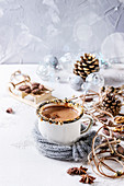 Kakao im Vintage-Becher winterlich dekoriert mit Wollschal, Zapfen und Zutaten