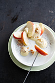 Ahornsirup-Fondue mit Apfelspalten