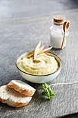 Avocado and mango dip with apple wedges