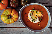 Tomatensuppe mit Heirloom Tomaten, Sahne, Basilikum, schwarzem Pfeffer und Knoblauch