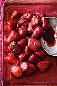 Karamellisierte Erdbeeren in einer Auflaufform