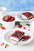 Cheesecake with red currant and chocolate crust