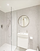 Badezimmer ganz in Weiß mit wabenförmigen Mosaikfliesen