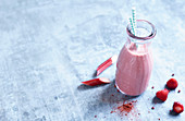 Erdbeer-Rhabarber-Joghurt-Drink mit rosa Pfeffer