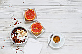 Kernige Müslimischung, karamellisierte Grapefruits und Gewürzkaffee