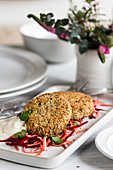 Süsskartoffel-Quinoa-Puffer mit schwarzen Bohnen und Wintergemüsesalat