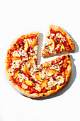 Pizza mit Ziegenkäse und Pfirsich (Modepizza aus den 2000er Jahren)