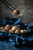 Fried rice balls with sesame seeds (vegan)