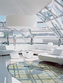 Futuristisches Wohnzimmer mit Glasdach und Glasboden