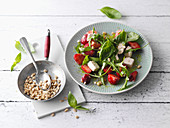 Rucola-Erdbeer-Salat mit Schafskäse und Pinienkernen