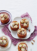 Minikuchen mit Buttermilch, Kamille und Buttercremetupfen