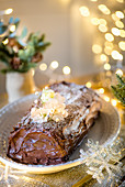 Yule Log mit gesalzener Karamellbutter zu Weihnachten