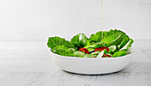 Gemischten Salat mit Olivenöl anmachen
